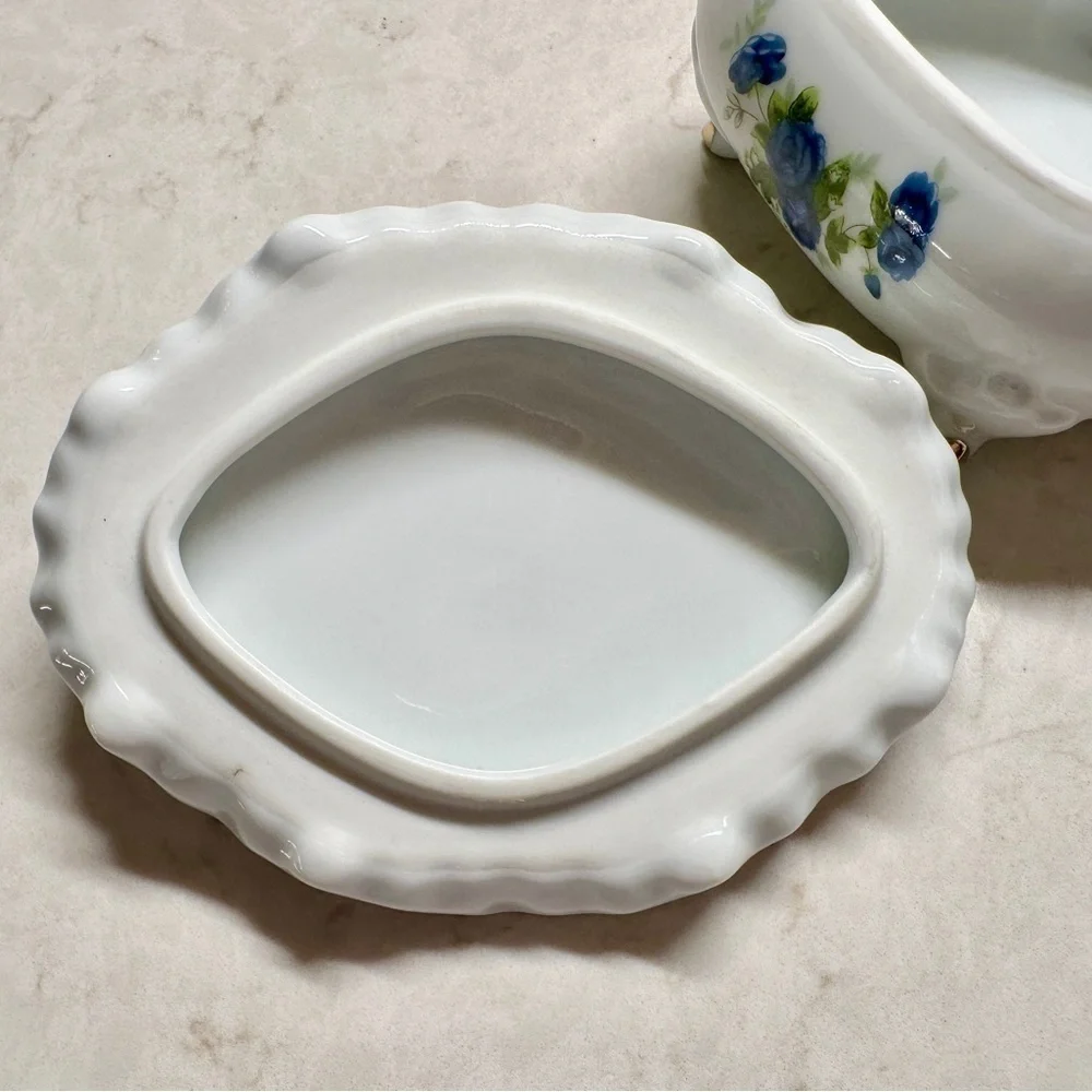 DIAMOND FINE CHINA, TRINKET BOX. MADE OF PORCELAIN WITH A LUSTERWARE FINISH.